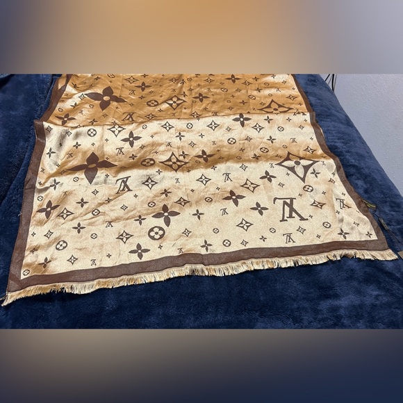 Authentic Louis Vuitton silk scarf. Beautifuliful! - Picture 8 of 15